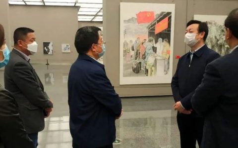 高中伟参观四川省“抗疫”主题美术作品展