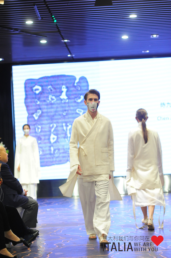 口罩艺术秀里的抗疫合作：“中意时尚抗疫公益行”在沪启动