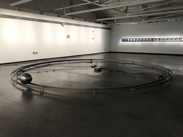 在一场“未搭建完”的北欧当代艺术展中，感受空间与声音