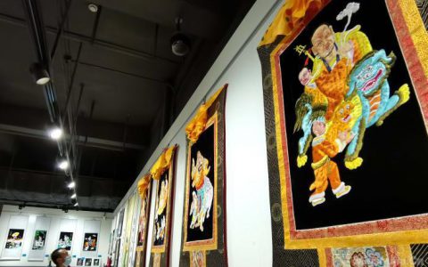 青海湟中展千件民族民间绣品：从“私房”到“非遗”