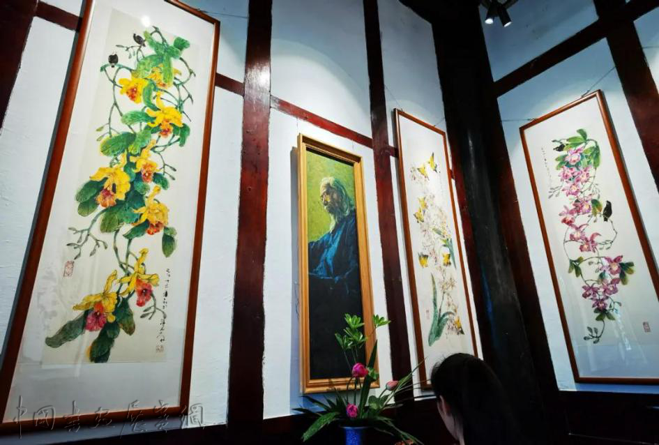 资深馆员谭昌镕“一唱雄鸡天下白”书画展在彭州龙兴寺举办
