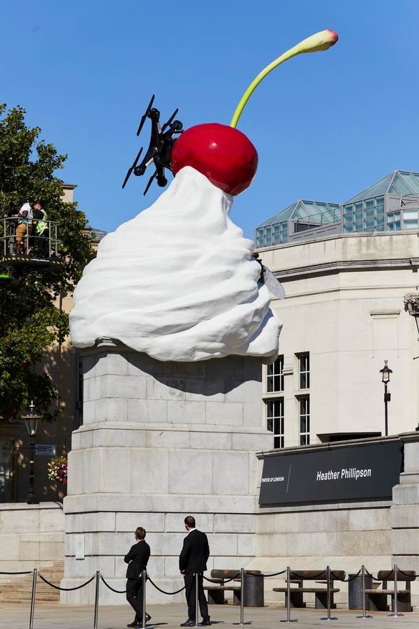 伦敦第四基座新作《终结》：鲜奶油，无人机和苍蝇雕塑