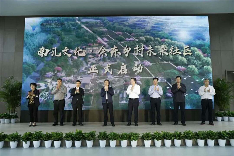 “决胜全面小康”第二届全国农民画作品展在杭州富阳开幕  研讨会在衢州余东举办