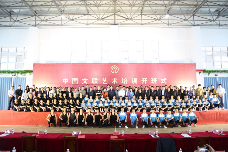 1.全体合影.jpg 中国文联、中国美协文艺培训志愿服务项目——甘肃陇南美术培训班