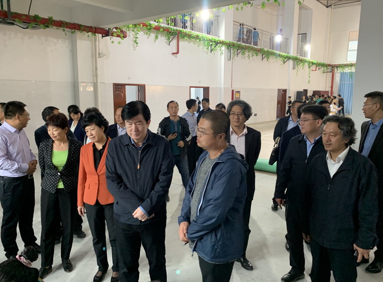 2.中国文联党组书记、副主席、书记处书记李屹,甘肃省副省长何伟,中国美协分党组成员、秘书长、一级巡视员马锋辉等领导看望师生.jpg 中国文联、中国美协文艺培训志愿服务项目——甘肃陇南美术培训班