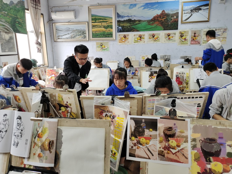 4.西北民族大学美术学院教师王凯授课中.jpg 中国文联、中国美协文艺培训志愿服务项目——甘肃陇南美术培训班