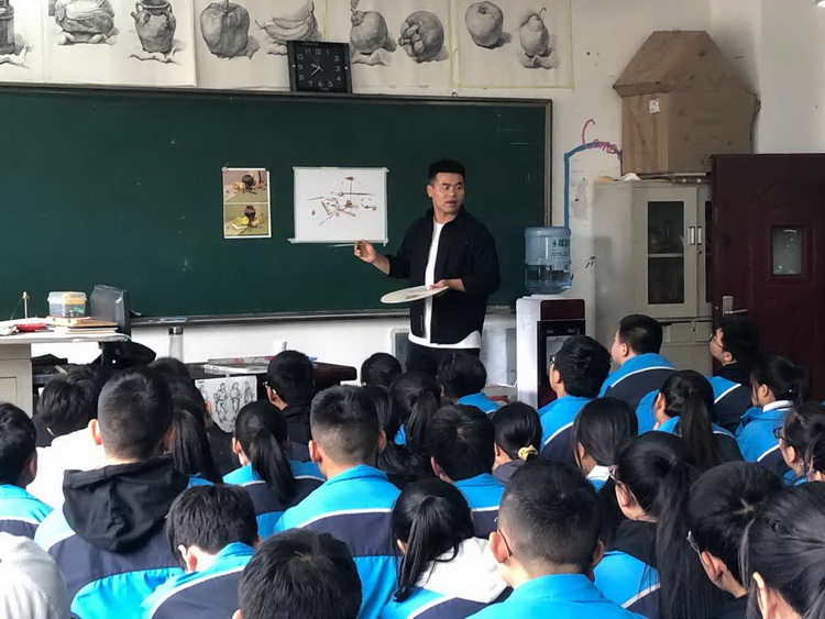 5.西北民族大学美术学院教师邓吉刚授课中.jpg 中国文联、中国美协文艺培训志愿服务项目——甘肃陇南美术培训班