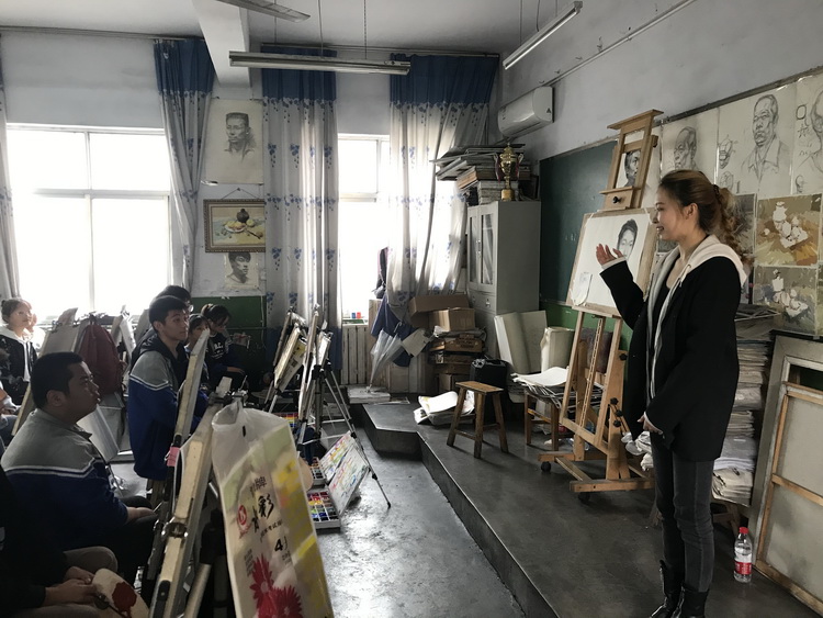 8.中央美术学院学院教师李嘉钰授课中.jpg 中国文联、中国美协文艺培训志愿服务项目——甘肃陇南美术培训班