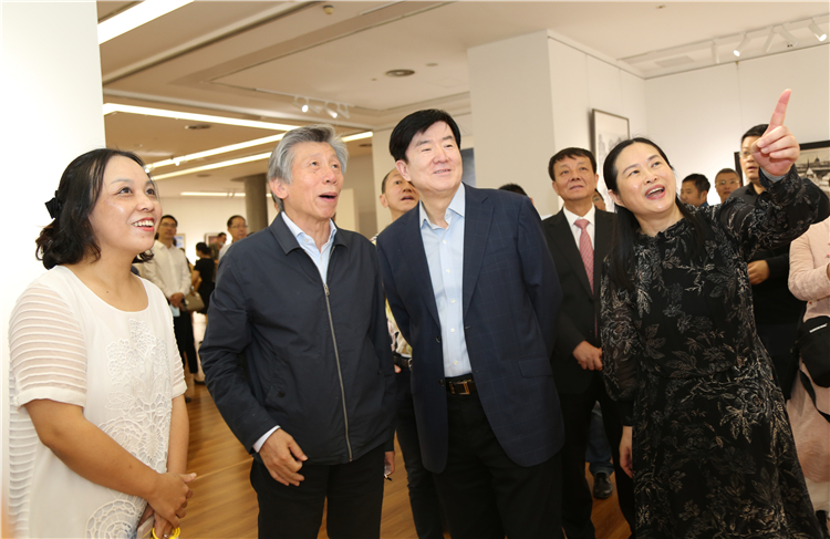 07陶勤副书记为嘉宾讲解作品.JPG 交流互鉴 命运与共——“中国美术世界行暨海外研修工程成果汇报展”在京隆重举行