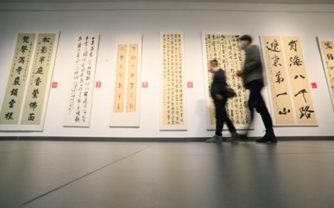 鞍山书画岫岩玉雕在沪展出：讲述钢铁、岫岩玉和民俗文化