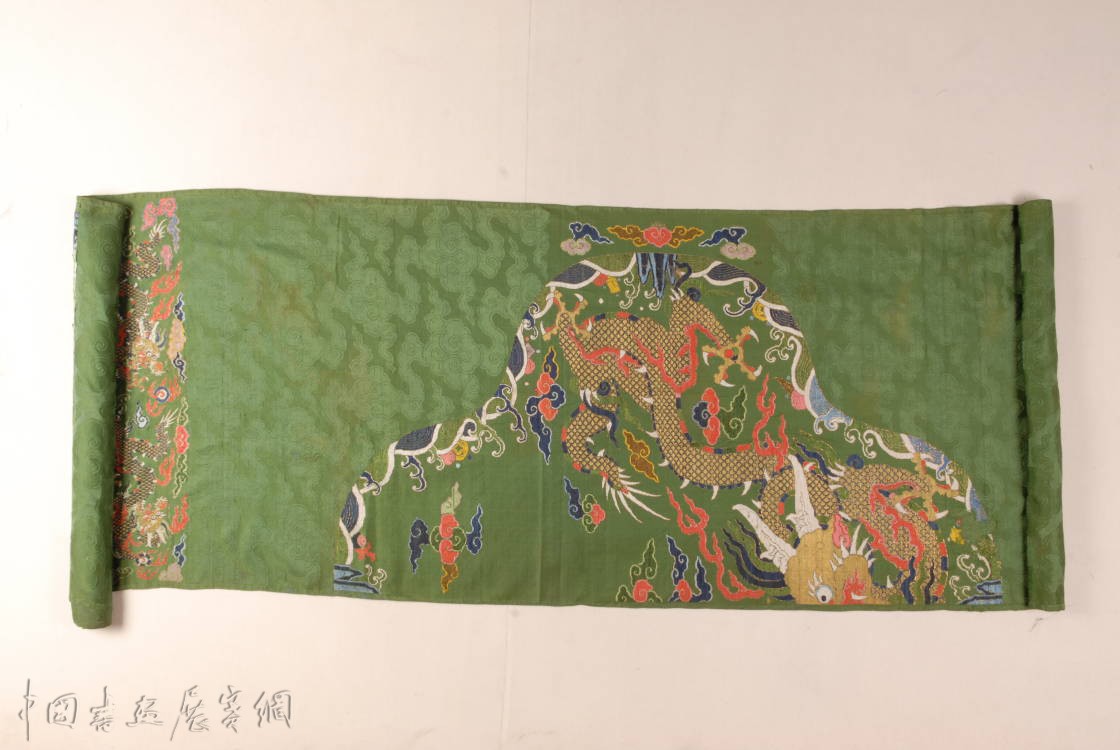 从龙凤刺绣衾到根系裙,一场跨越两千多年的东西方时尚对话