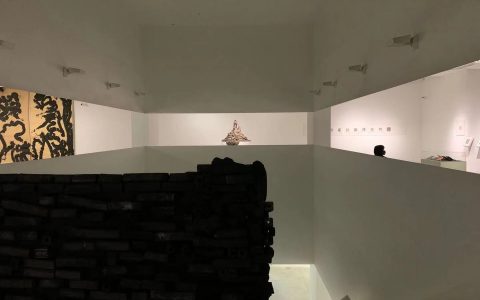 现场｜枯竹“刺穿”美术馆外墙，雕塑与书法如何对话