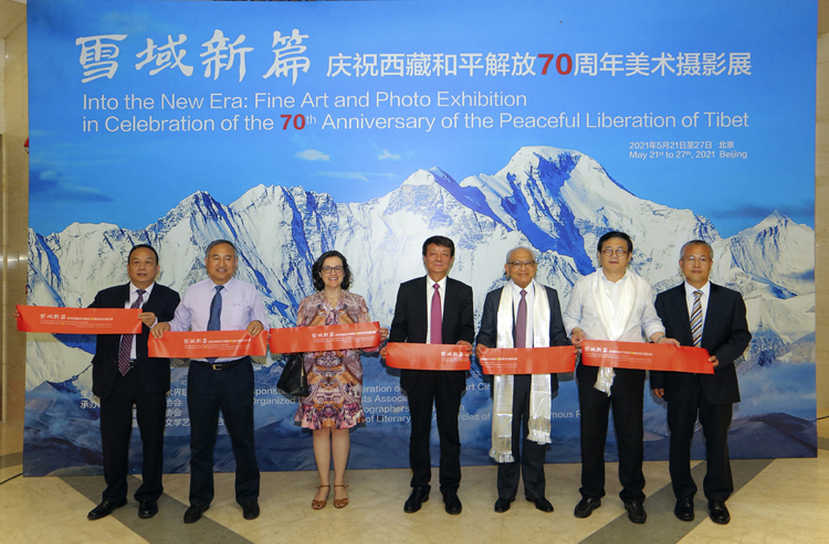 01中外嘉宾为展览剪彩.jpg 万古雪域开新篇——庆祝西藏和平解放70周年美术摄影展在京开幕