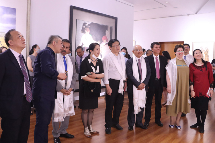 03中外嘉宾参观展览.jpg 万古雪域开新篇——庆祝西藏和平解放70周年美术摄影展在京开幕