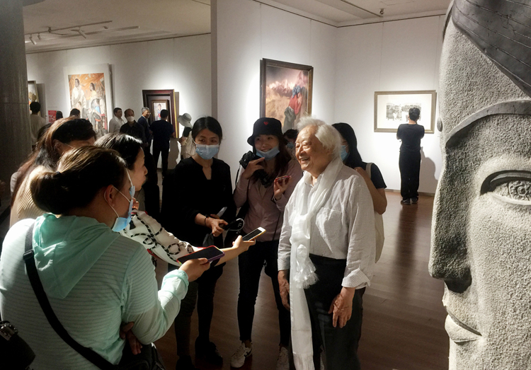 04参展美术家盛扬接受采访.JPG 万古雪域开新篇——庆祝西藏和平解放70周年美术摄影展在京开幕