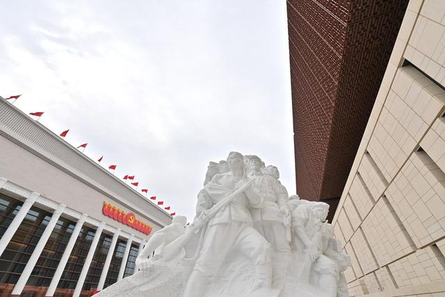 北京新亮相的这五组大型雕塑：从《旗帜》到《追梦》
