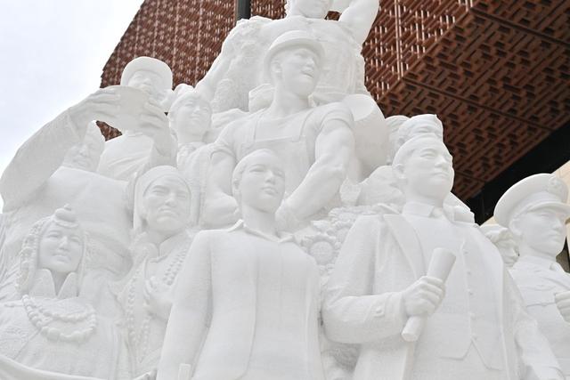 北京新亮相的这五组大型雕塑：从《旗帜》到《追梦》
