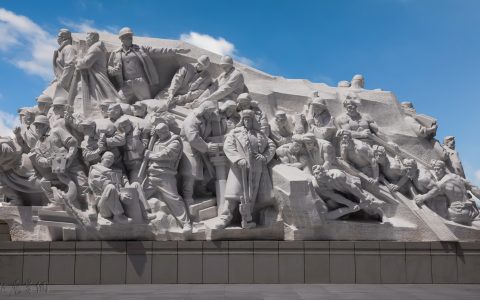 “建党100周年主题雕塑工程”《攻坚》的主题思想、表现内容和艺术特色