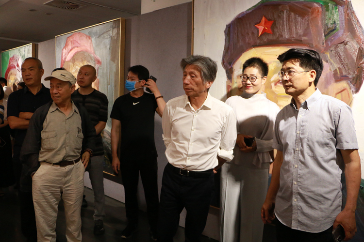 范迪安、孙景波、潘皓等参观展览.jpg “英雄礼赞——老红军与潘皓的再长征” 艺术展在京开幕
