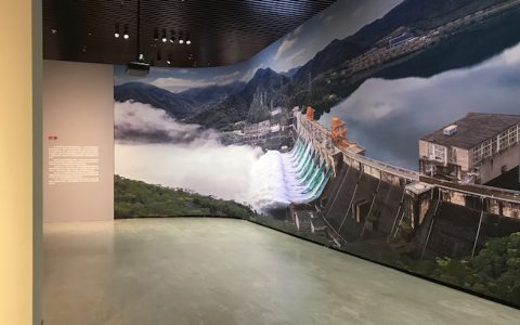 从陆俨少主创的长卷看起，几代画家绘写的新安江水电站