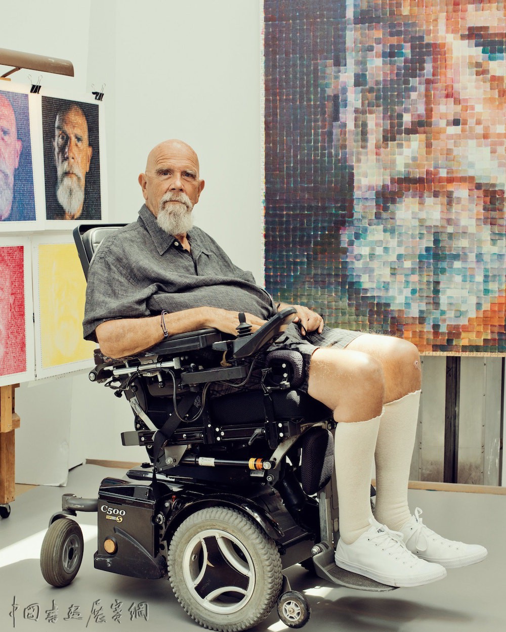 超写实艺术家查克·克洛斯81岁辞世，脸盲症患者的艺术逆旅