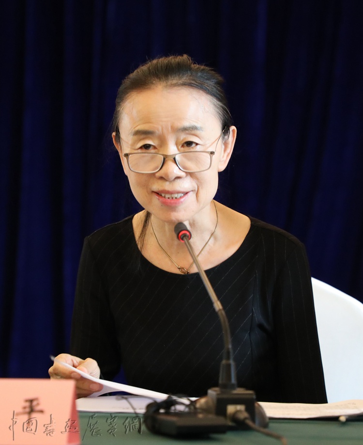 4中国美协副主席闫平宣读《“修身守正 立心铸魂”——致广大文艺工作者倡议书》.jpg 闫平在中国美协美术工作者职业道德和行风建设工作座谈会上的发言
