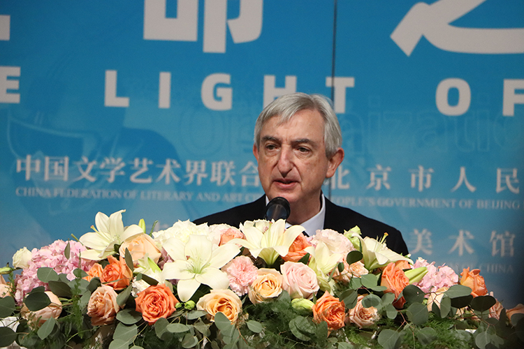 西班牙驻华大使德斯卡亚致辞.JPG “生命之光”第九届北京双年展在京开幕——117个国家和地区美术家为北京冬奥和国际抗疫谱写生命赞歌