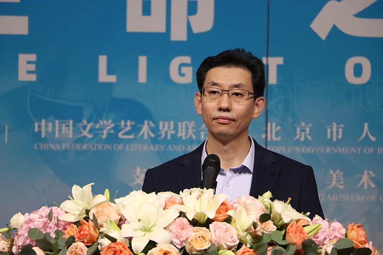 中国美术馆党委书记燕东升代表吴为山馆长和馆方致辞.JPG “生命之光”第九届北京双年展在京开幕——117个国家和地区美术家为北京冬奥和国际抗疫谱写生命赞歌