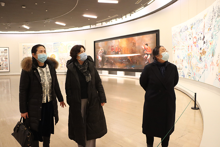 中国文联主席、中国作协主席铁凝观展,中国美协分党组副书记、一级巡视员陶勤,中国美术馆副馆长安远远陪同.JPG “生命之光”第九届北京双年展在京开幕——117个国家和地区美术家为北京冬奥和国际抗疫谱写生命赞歌