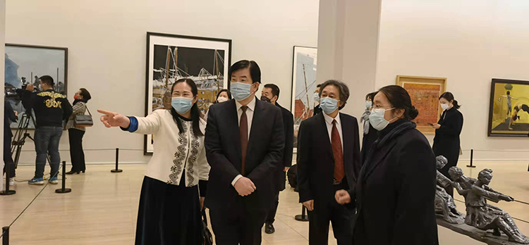 中国文联党组书记、副主席、书记处书记李屹观展,中国美协分党组书记、驻会副主席马锋辉,中国美协分党组副书记、一级巡视员陶勤等陪同.jpg “生命之光”第九届北京双年展在京开幕——117个国家和地区美术家为北京冬奥和国际抗疫谱写生命赞歌