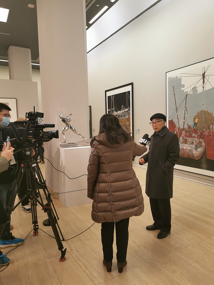 中国美协名誉主席靳尚谊观展并接受媒体采访.jpg “生命之光”第九届北京双年展在京开幕——117个国家和地区美术家为北京冬奥和国际抗疫谱写生命赞歌