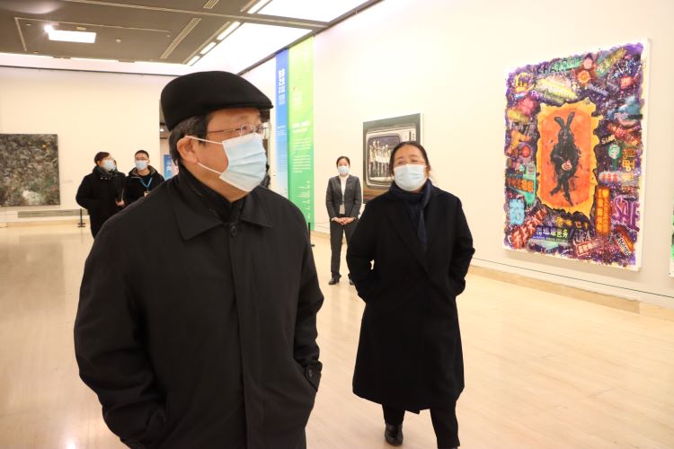中央文史研究馆副馆长、中国美协名誉主席冯远观展.JPG “生命之光”第九届北京双年展在京开幕——117个国家和地区美术家为北京冬奥和国际抗疫谱写生命赞歌