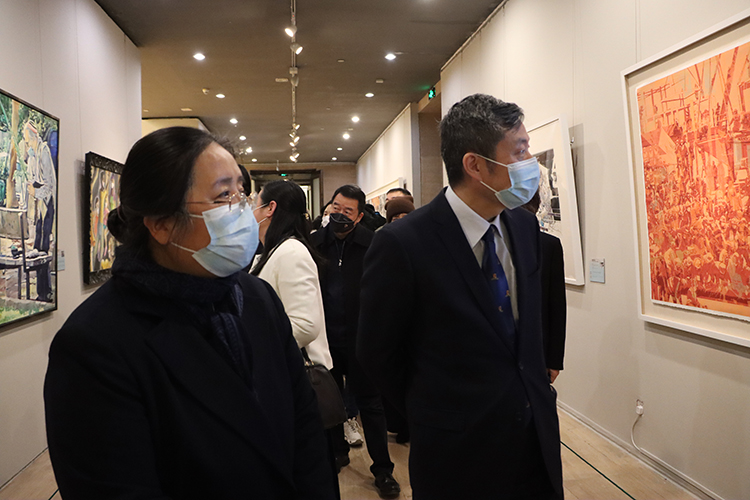 中国文联党组成员、副主席、书记处书记诸迪观展.JPG “生命之光”第九届北京双年展在京开幕——117个国家和地区美术家为北京冬奥和国际抗疫谱写生命赞歌