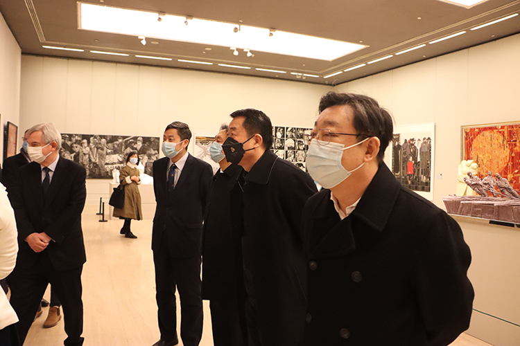 中国文联党组成员、书记处书记张宏(中)观展.JPG “生命之光”第九届北京双年展在京开幕——117个国家和地区美术家为北京冬奥和国际抗疫谱写生命赞歌