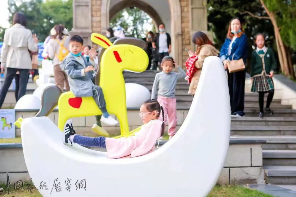 手绘椅“变身”现实椅：奉贤街区里的快乐上学路