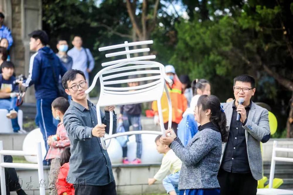 手绘椅“变身”现实椅：奉贤街区里的快乐上学路
