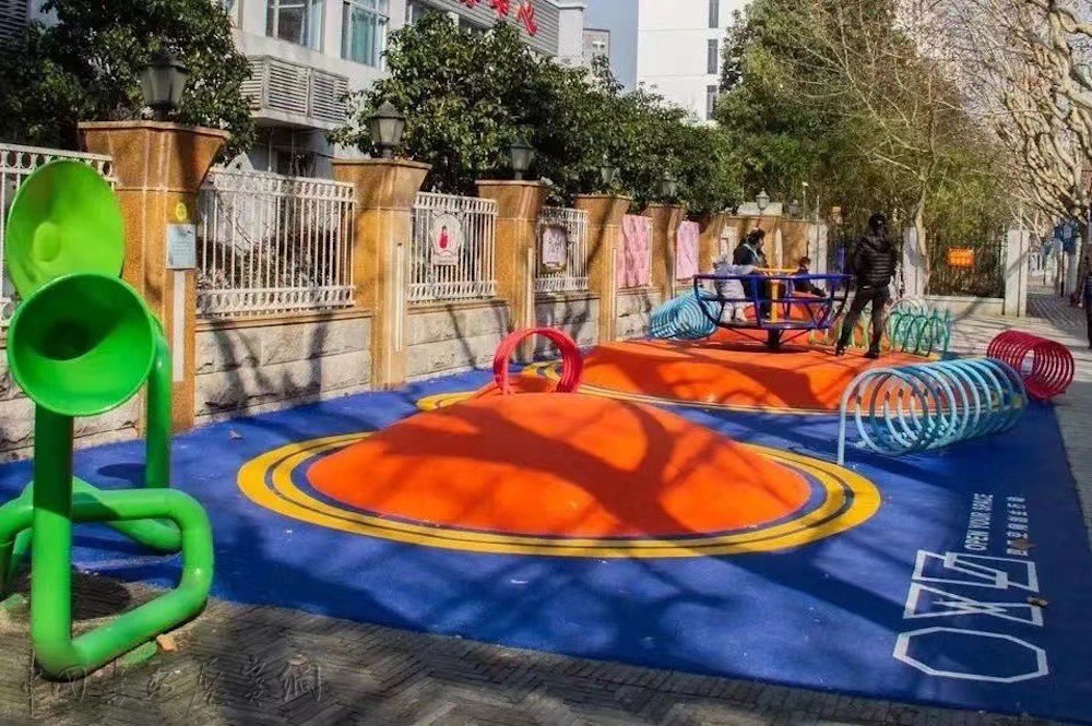 手绘椅“变身”现实椅：奉贤街区里的快乐上学路