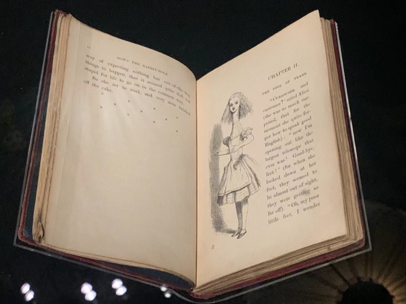 寻找“爱丽丝仙境”，在原作手稿与达利插画间