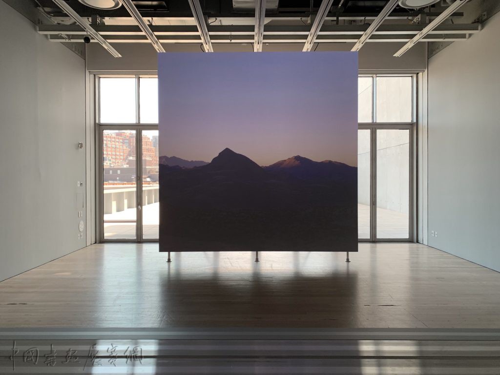 惠特尼双年展:63组艺术家跨越边界,“保持安静”