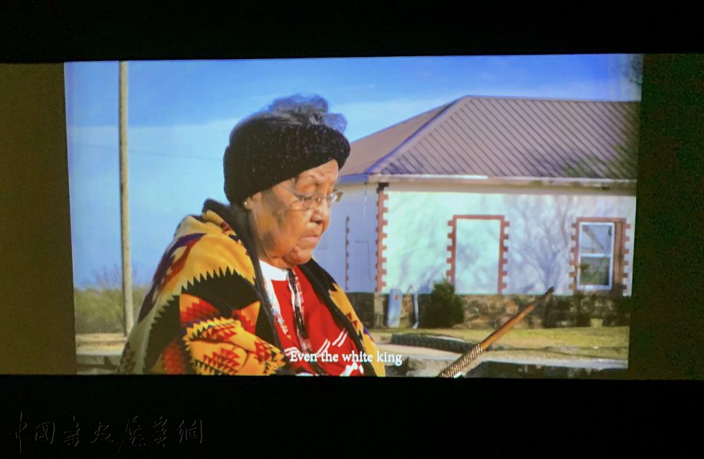 惠特尼双年展:63组艺术家跨越边界,“保持安静”