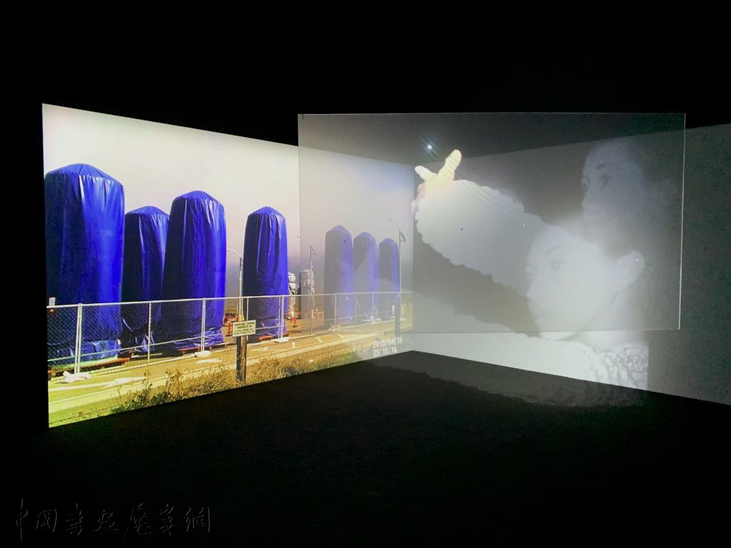惠特尼双年展:63组艺术家跨越边界,“保持安静”
