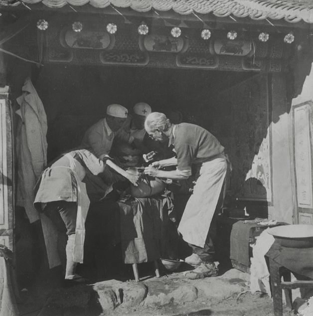 01.《白求恩大夫》1939年 吴印咸摄 1940年代初暗房精放14.3×13.9cm “光与影里的故事——黄建鹏藏二十世纪中国摄影作品展”在中国美术馆开幕