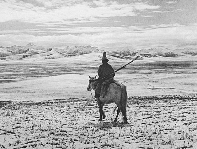 02.《草地初雪》1934年底,阿坝至果洛途中,庄学本摄 “光与影里的故事——黄建鹏藏二十世纪中国摄影作品展”在中国美术馆开幕