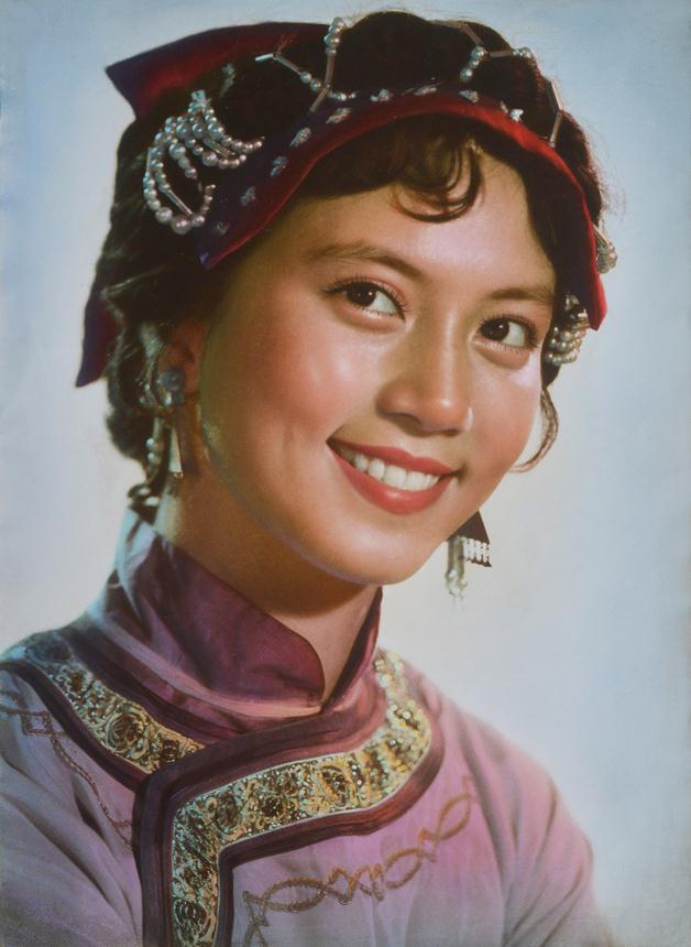 04.《憧憬》1983年 姚经才摄 1983年暗房精放手工着色 41.8×30.8cm “光与影里的故事——黄建鹏藏二十世纪中国摄影作品展”在中国美术馆开幕