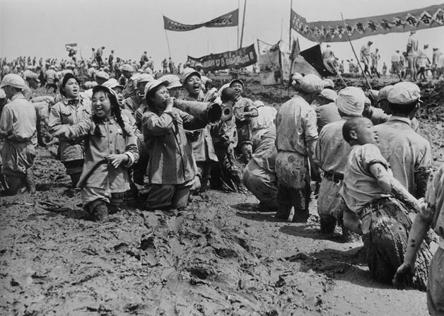 05.《鼓动》1952年 荆江分洪工程黄天湖 张其军摄 “光与影里的故事——黄建鹏藏二十世纪中国摄影作品展”在中国美术馆开幕