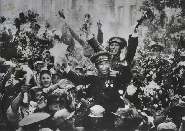08.《欢送志愿军回国》1958年,朝鲜咸兴北道沙里院大街,吕厚民摄 “光与影里的故事——黄建鹏藏二十世纪中国摄影作品展”在中国美术馆开幕
