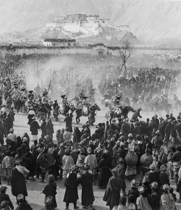 10.《拉萨节日的欢乐》1958年拉萨 蓝志贵摄-黄标准 “光与影里的故事——黄建鹏藏二十世纪中国摄影作品展”在中国美术馆开幕