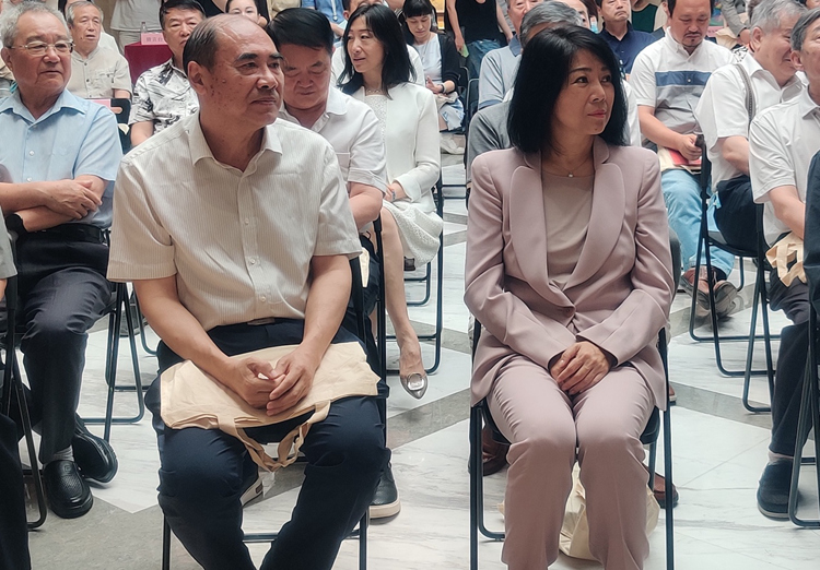 2左起:朱德元帅外孙刘武先生、毛主席外孙女孔东梅女士.jpg 继往开来——庆祝中国共产党建党百年红色收藏展