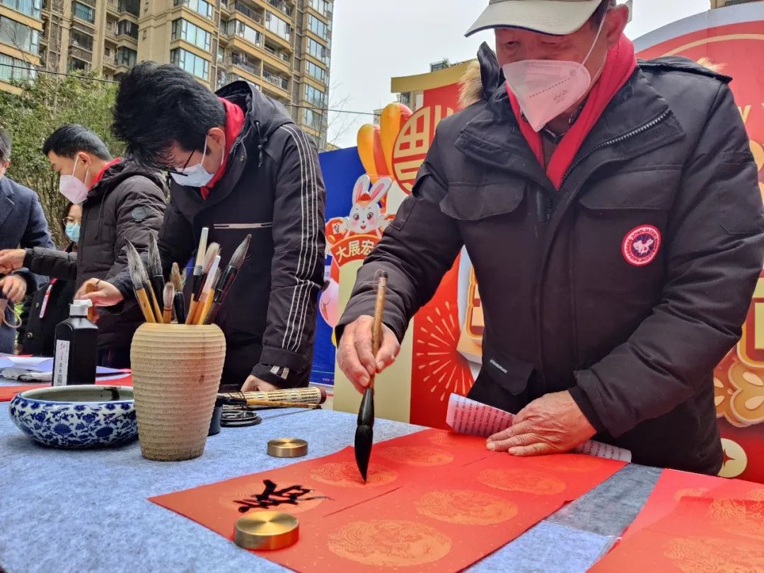 书写新时代 文化进万家——龙泉驿区书法家协会开展“送万福,进万家”书法公益活动 书写新时代 文化进万家——龙泉驿区书法家协会开展“送万福,进万家”书法公益活动