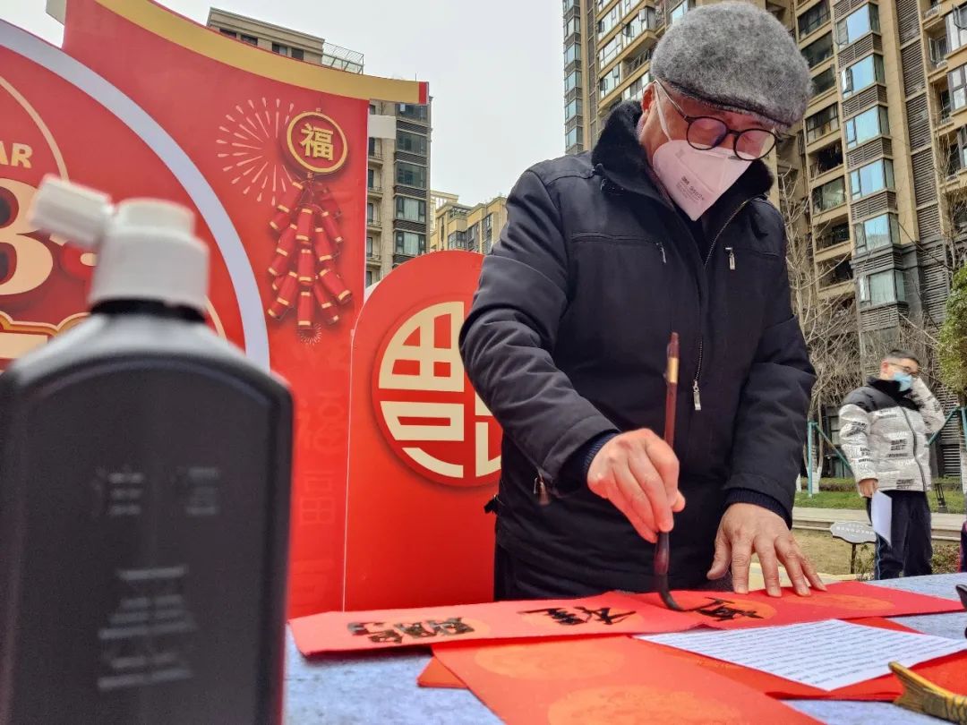 书写新时代 文化进万家——龙泉驿区书法家协会开展“送万福,进万家”书法公益活动 书写新时代 文化进万家——龙泉驿区书法家协会开展“送万福,进万家”书法公益活动